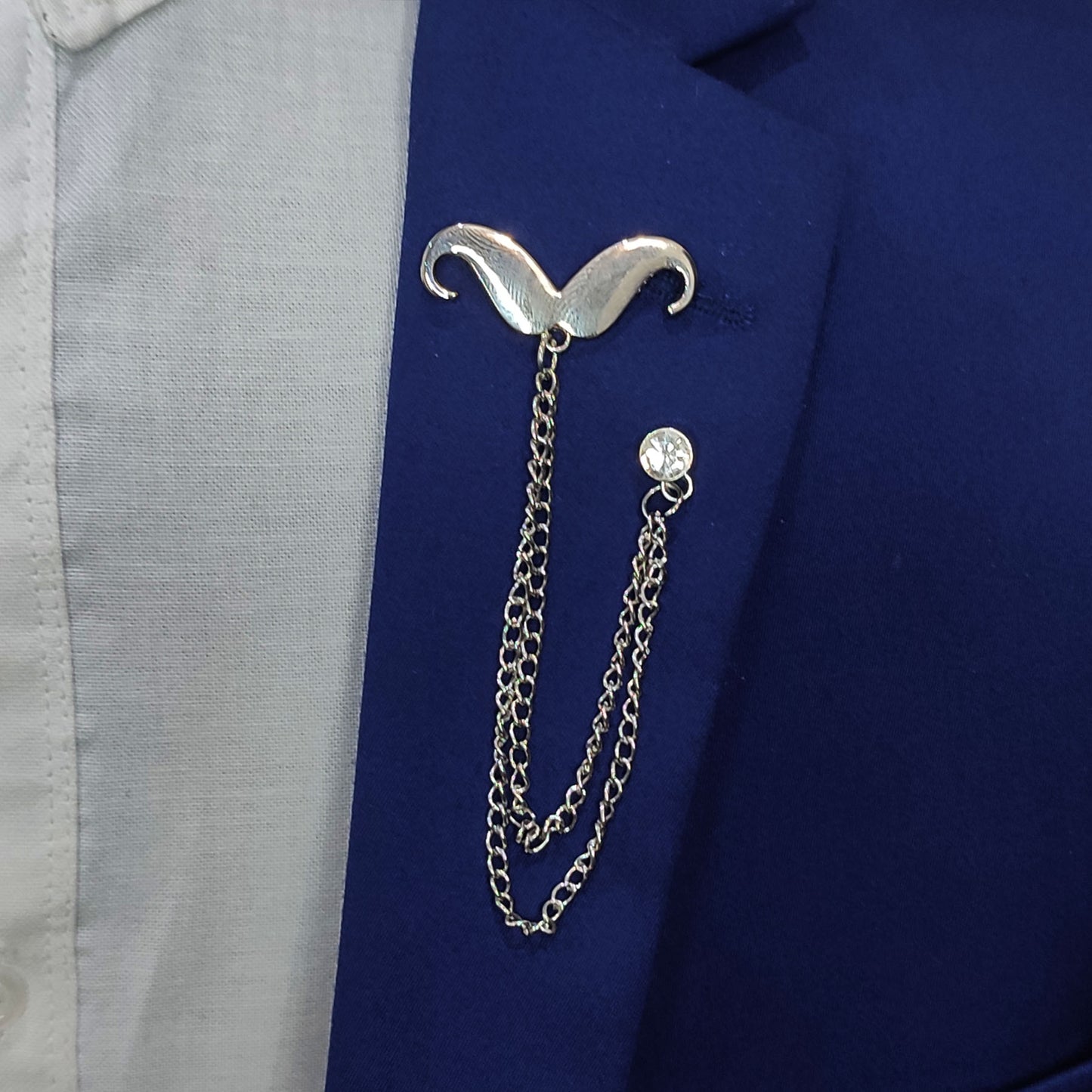 Silver Chain Mostachio